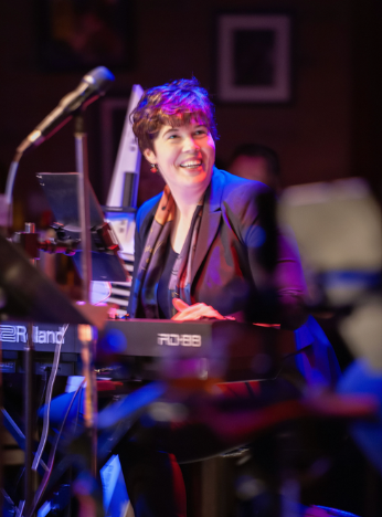 Photo of Nicole Pesci playing the keyboard.